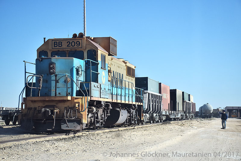 Desert railway in Mauritania shunting containers