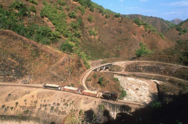 an ore train in the spiral of Wallah Gorge