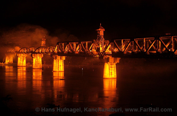 Kanchanburi - Die Brücke am Kwai bei Nacht, Foto: Hans Hufnagel